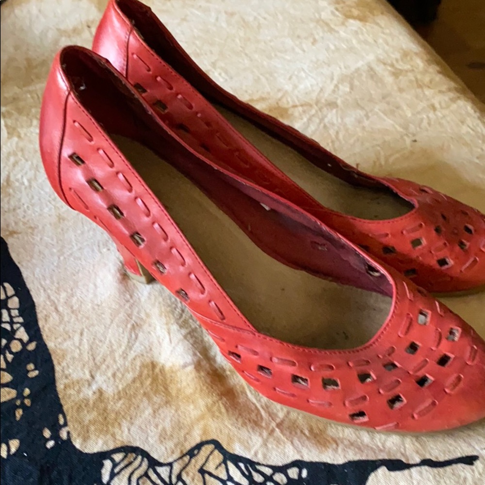Detailed Red leather Seychelles pump.  Size 7 1/2